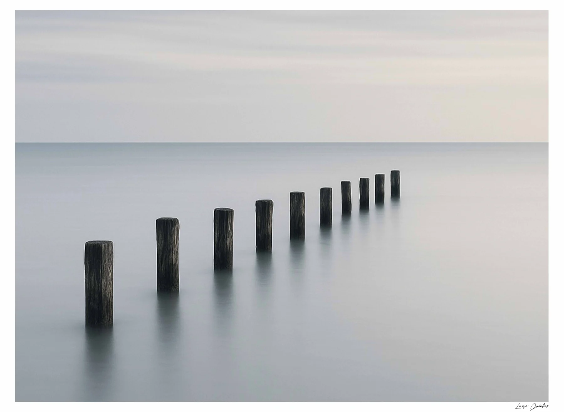 Fine art: pæle i stille vand
