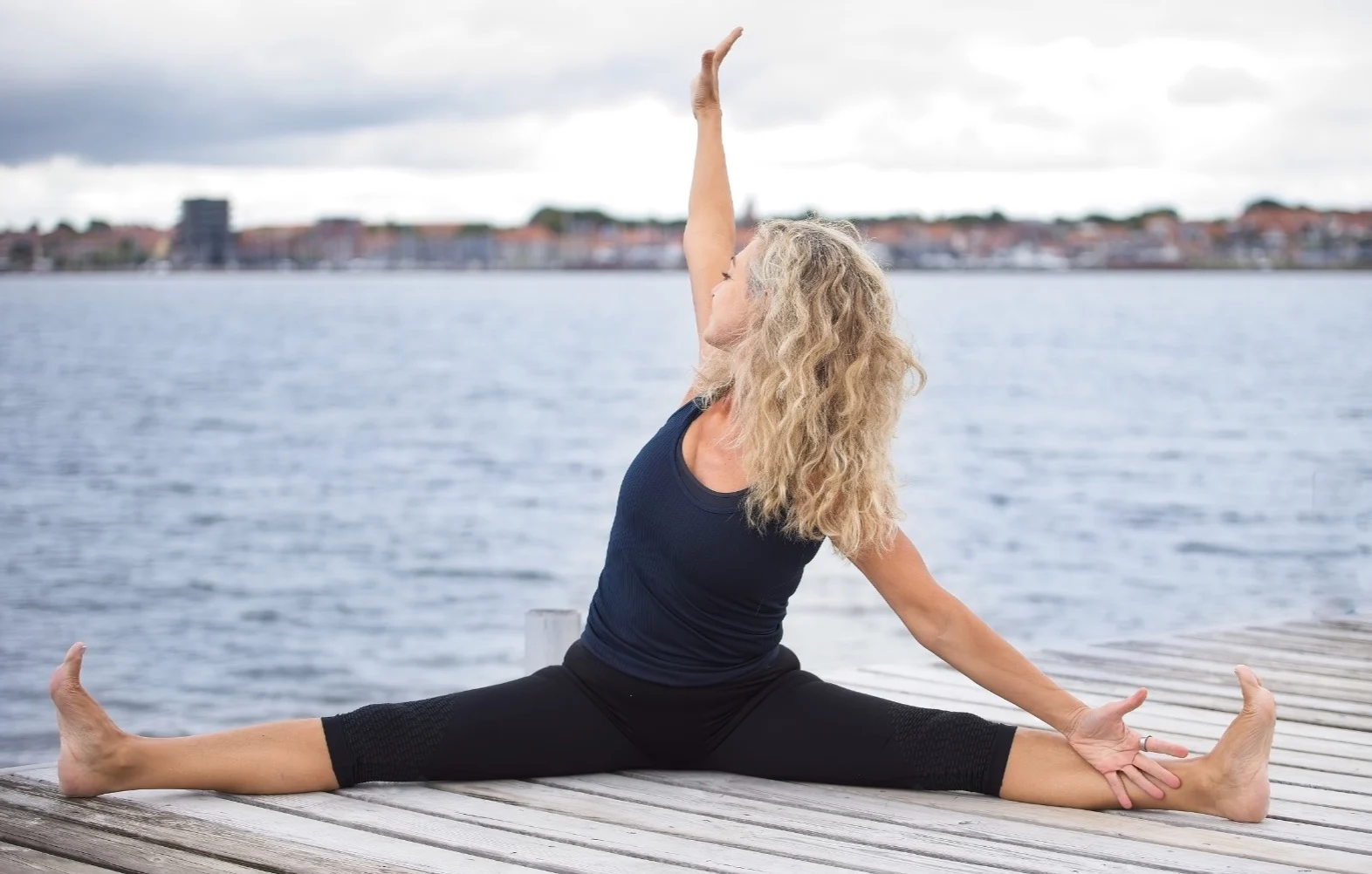 Yoga ved vandet, fotograferet til PRANA